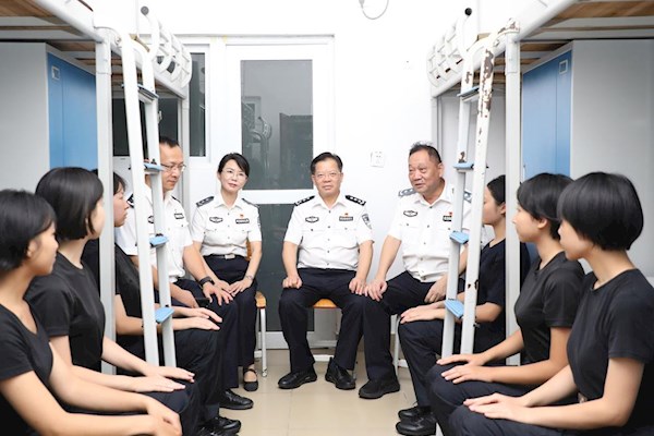 校领导走访看望2025级新生